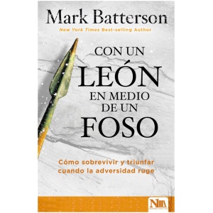 Con un león en medio de un foso