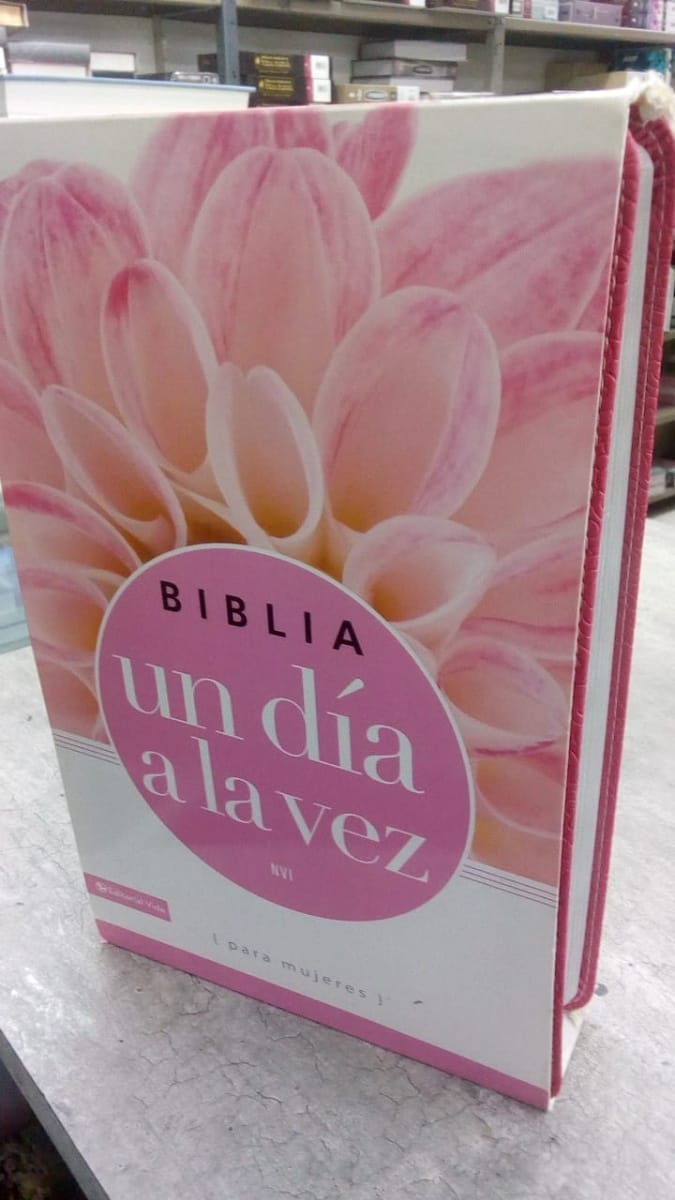 Biblia Un Día A La Vez Nvi, Color Rosa, Piel Italiana