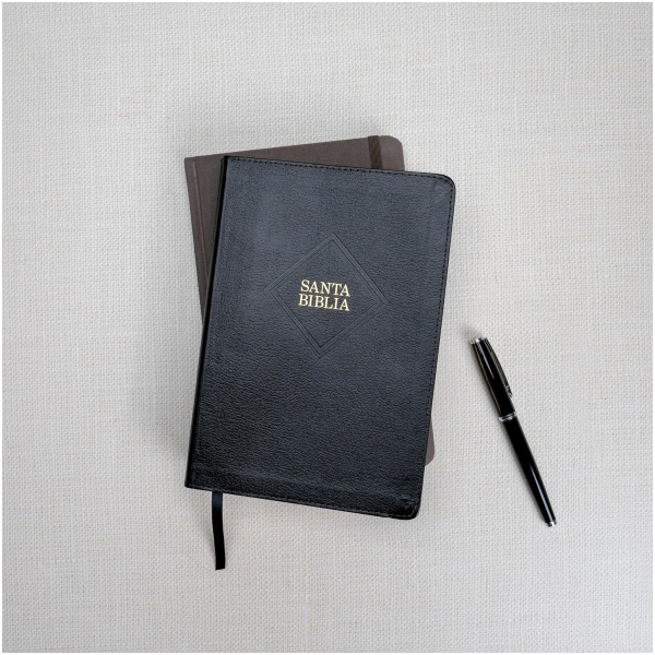 Biblia RVR1960 Letra gigante negro 2023 piel fabricada - Image 4