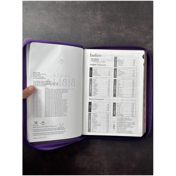 Biblia RVR1960 super gigante lila morado negro im piel cierre índice 19pt - Image 3