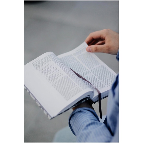 Biblia NVI 2022 compacta floral gray tapa dura - Image 5
