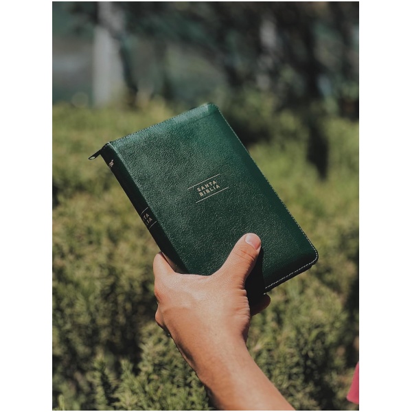 Biblia NVI 2022 piel revisada compacta con cierre - Image 3