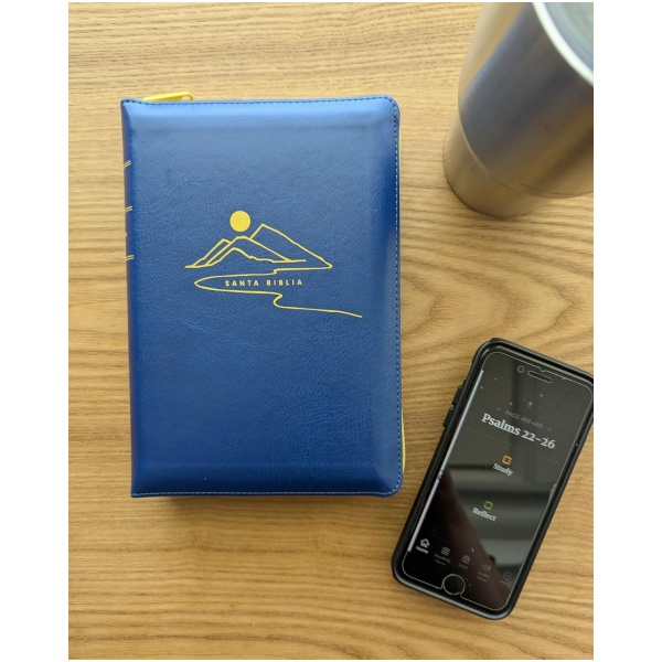Biblia NTV compacta con filament azul sim piel lt gde cierre 10pt - Image 5
