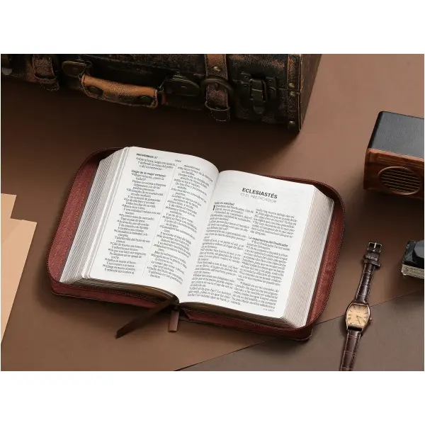 Biblia RVR1960 compacto cafe geometrico im piel cierre CH 12pt - Image 3