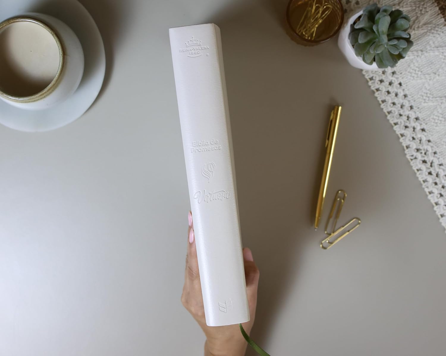 Biblia RVR1960 Virtuosa con 92 devocionales Piel especial crema LGig 13 pts - Image 7