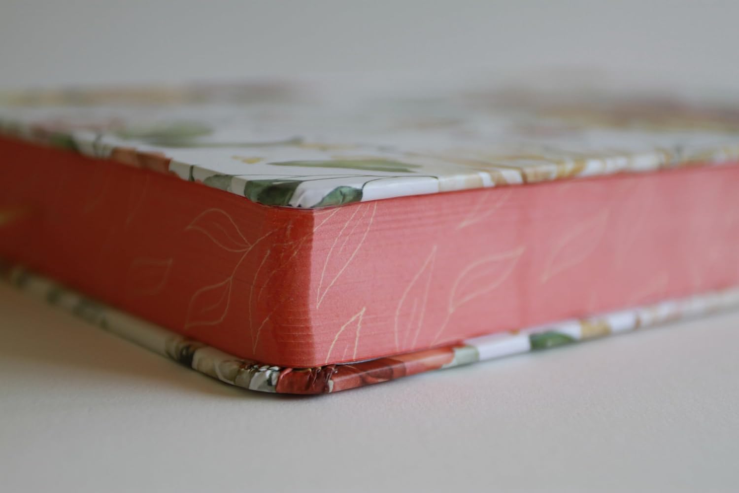 Biblia RVR1960 letra grande flores rosadas y cto pintado tapa dura manual 10.5pt - Image 6