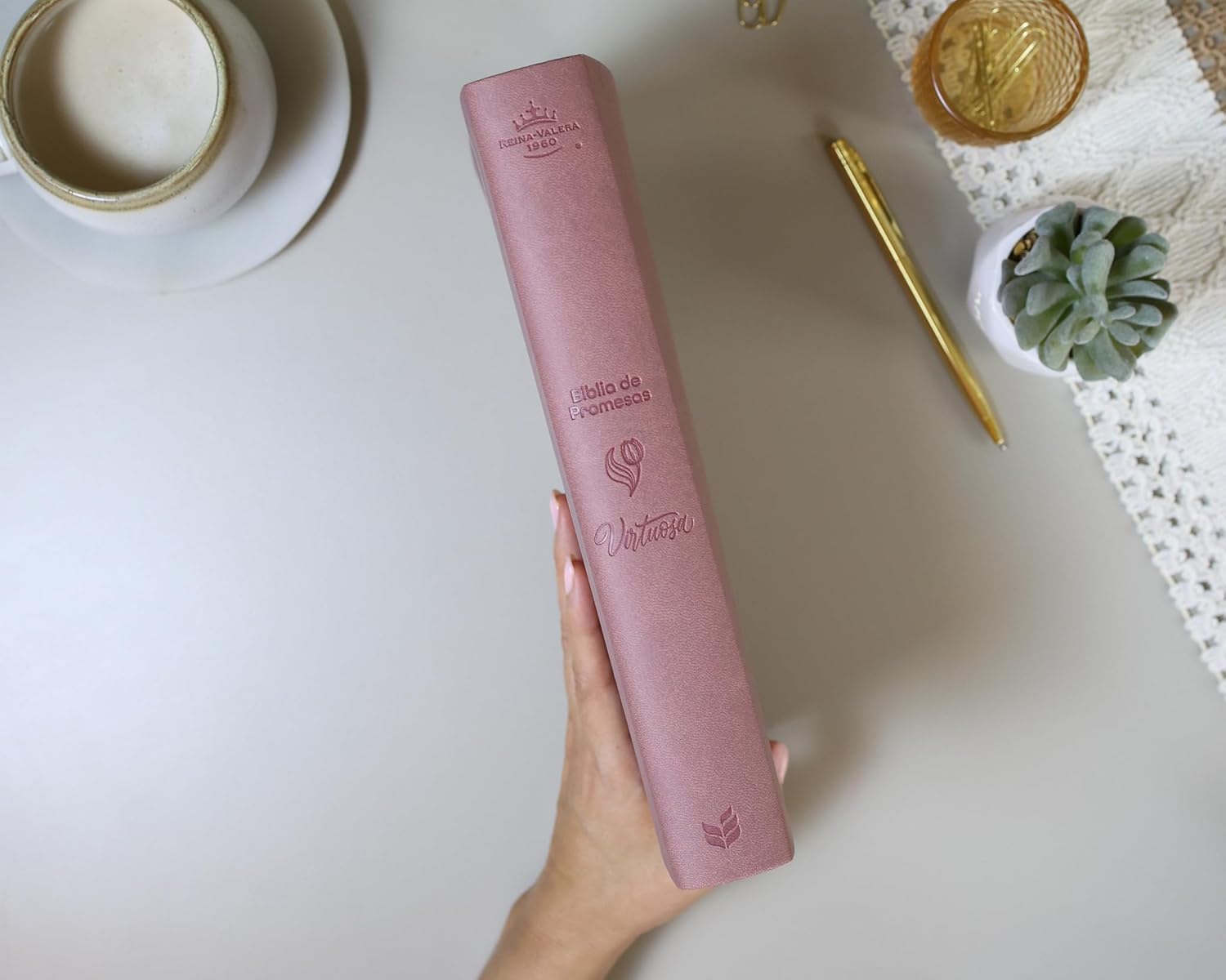 Biblia RVR1960 Virtuosa con 92 devocionales Piel especial Rosa LGig 13 pts - Image 8