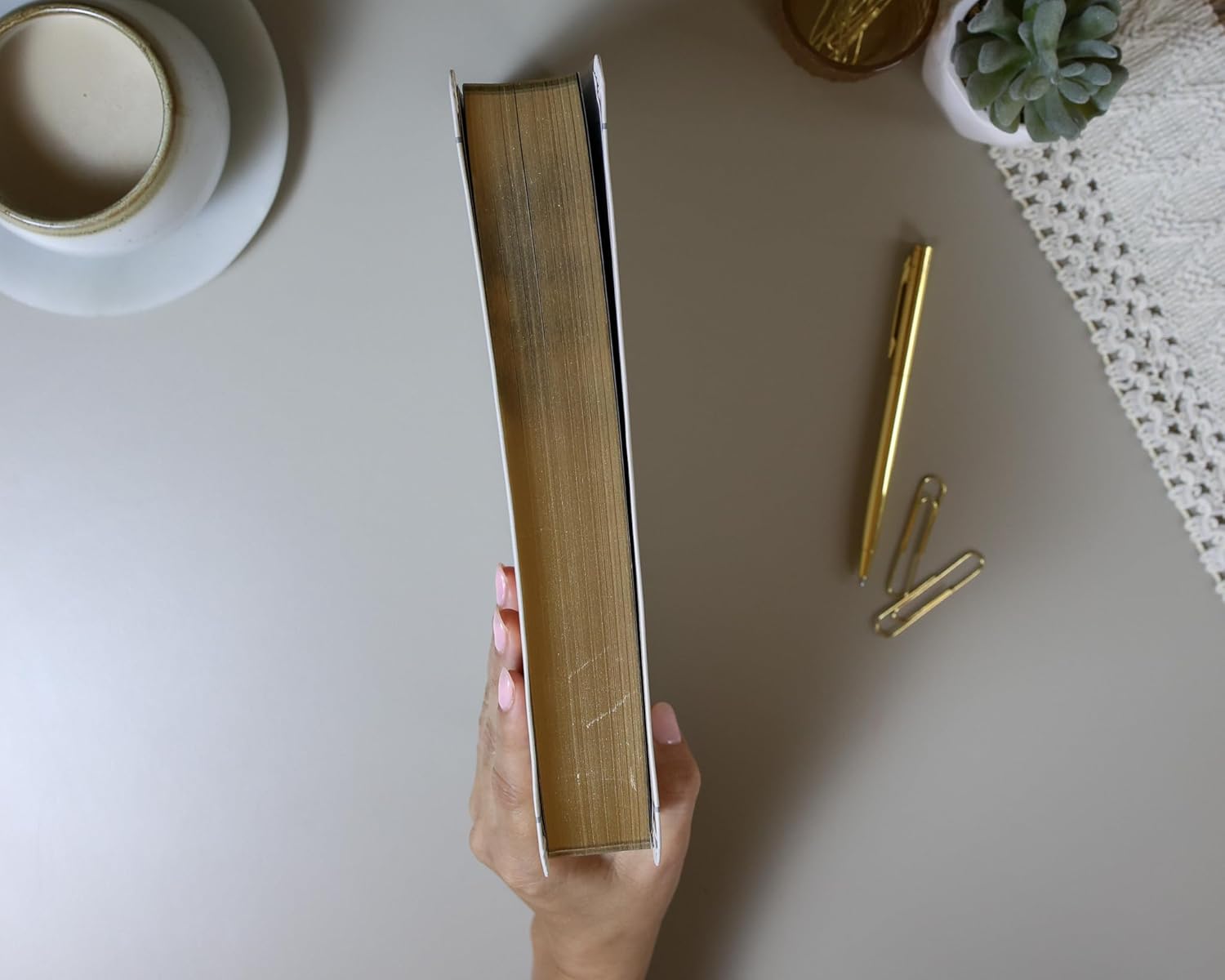 Biblia RVR1960 Virtuosa con 92 devocionales Piel especial crema LGig 13 pts - Image 6