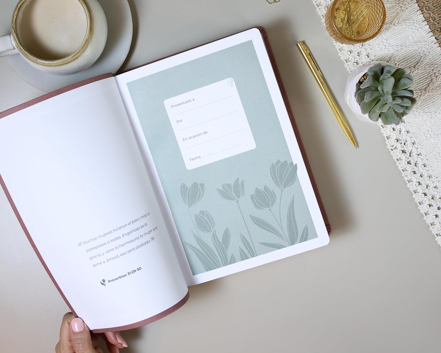 Biblia RVR1960 Virtuosa con 92 devocionales Piel especial Rosa LGig 13 pts - Image 3