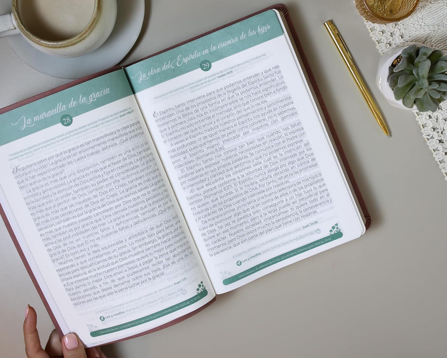 Biblia RVR1960 Virtuosa con 92 devocionales Piel especial Rosa LGig 13 pts - Image 4